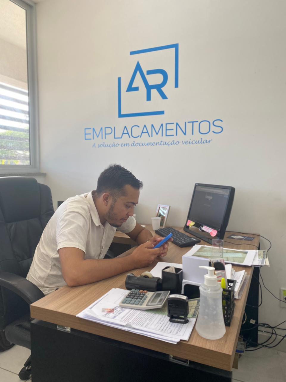 Equipe Ar Emplacamentos atendendo no escritório em Fortaleza